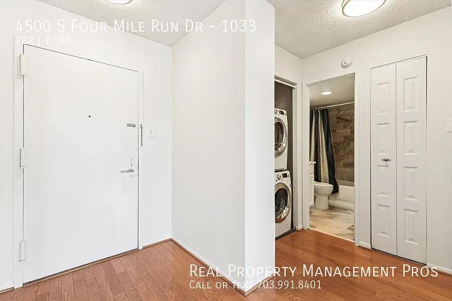 Massive two bedroom condo in the heart of Arlington - easy parking and full time concerige! — Photo 2