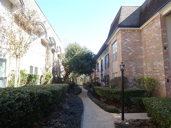 2nd image of 1811 Stoney Brook Dr APT 202