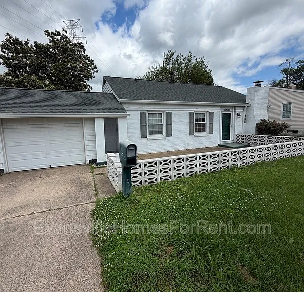 719 Lexington Rd — Photo 2