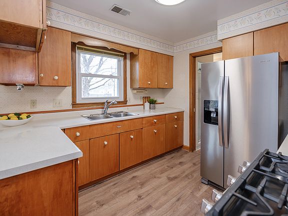 3rd image of 745 Woodlark St