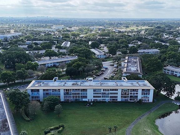 4th image of 4701 Martinique Drive #H4