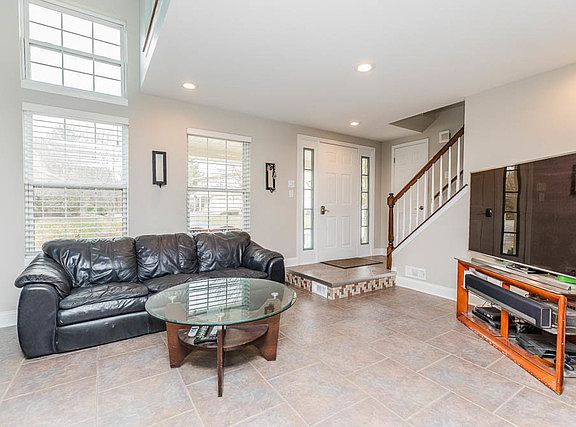 5th image of 9364 Meadowview Dr