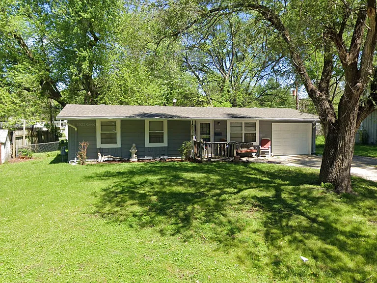 412 N Cochise Dr — Photo 1