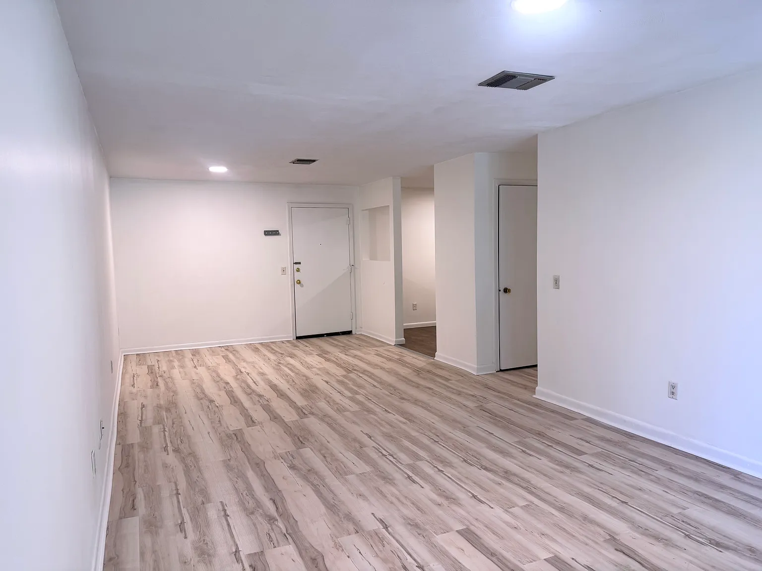 2 bed, 996 sqft, $1,900 — Photo 2