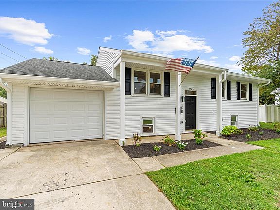 3rd image of 906 Silver Maple Ct