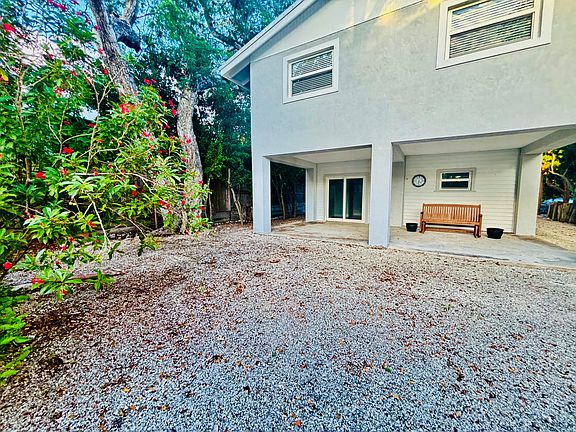 3rd image of 1033 Valencia Rd