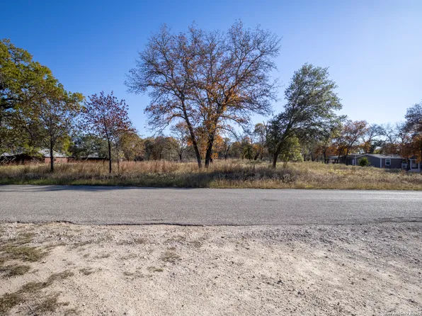 1015 Eagle Creek Dr, Floresville, TX 78114