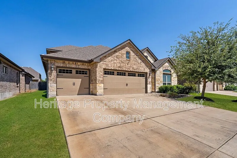 5 bed, 4.5 bath, 3681 sqft, $3,200 — Photo 2