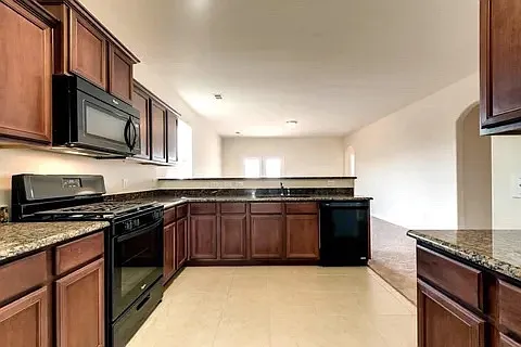 3 bed, 1619 sqft, $1,900 — Photo 2