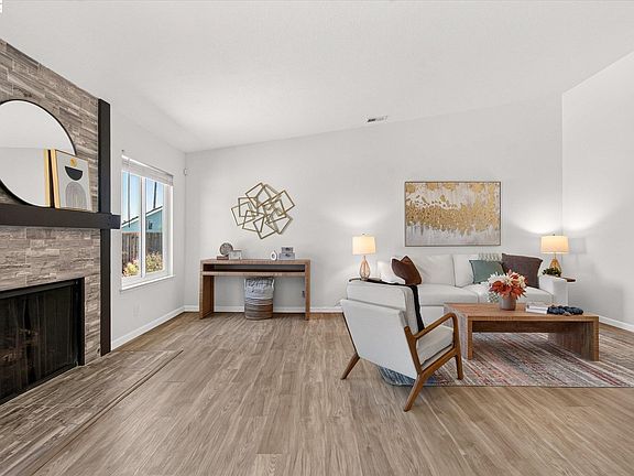 3rd image of 295 Iris Rd