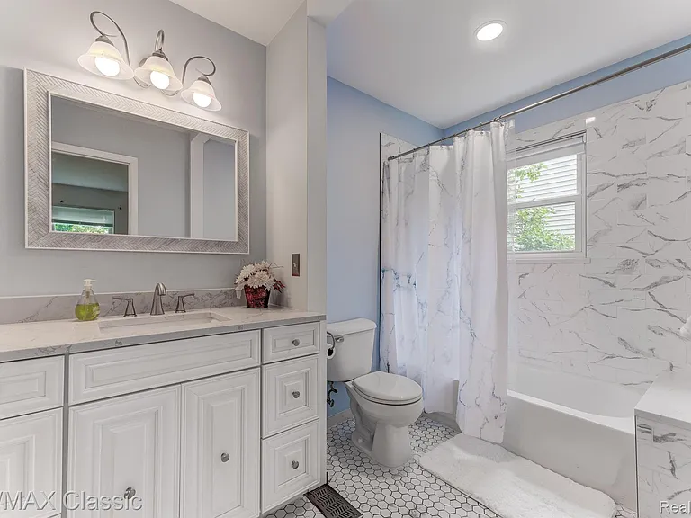 24323 Pinecrest St — Photo 14