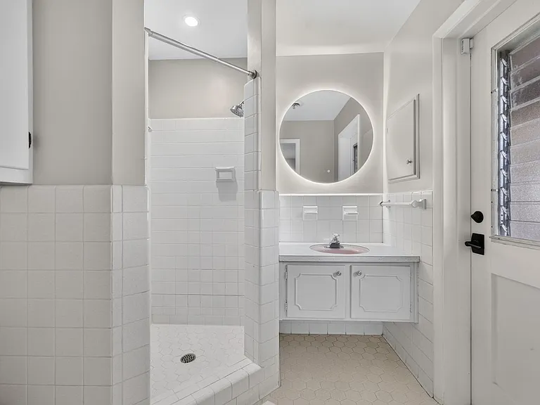 677 Selkirk Dr — Photo 21