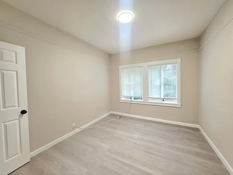 5255 Bancroft Ave — Photo 8