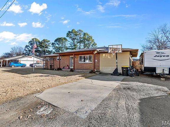 2nd image of 1900 Treasure St