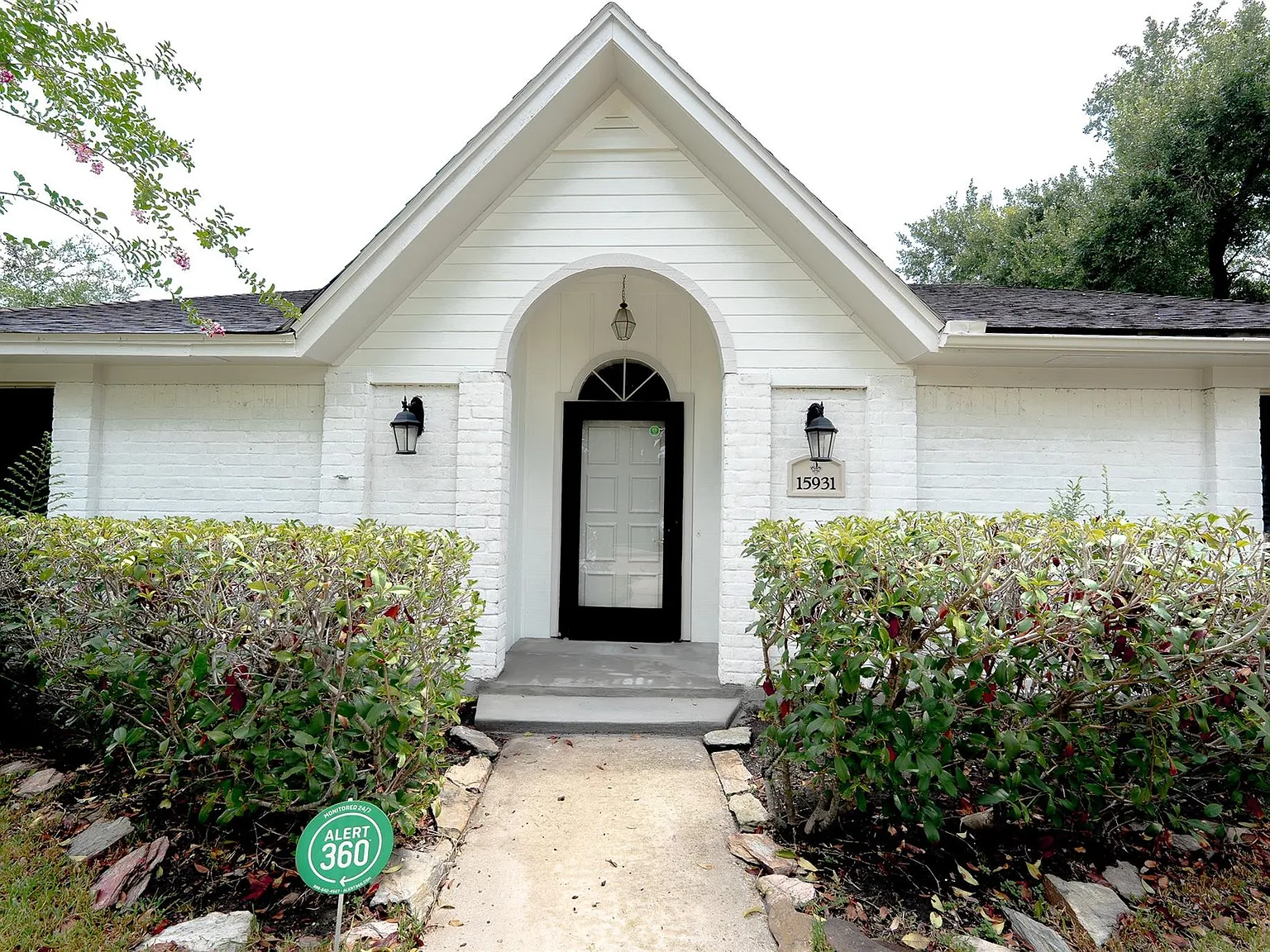 3 bed, 2.0 bath, 2144 sqft, $1,950 — Photo 2