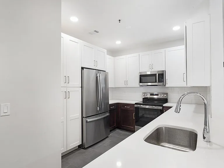 Columbia Court — Photo 48