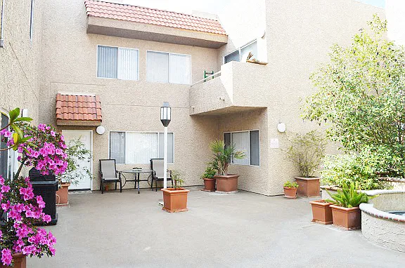 Warner Courtyard Apartments — Photo 23