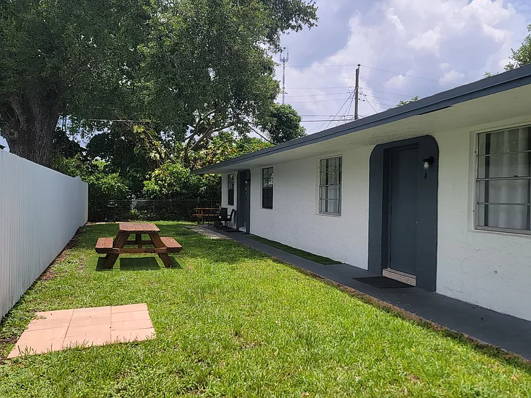 Barbecue area / bench
