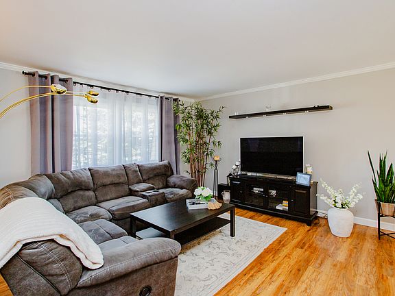 4th image of 115 Placid Ave