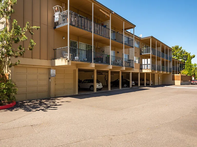 Raleigh Scholls Apartments | Exterior and Parking
