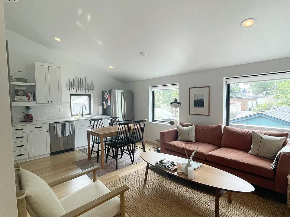 4198 1/2 N Winona Ct