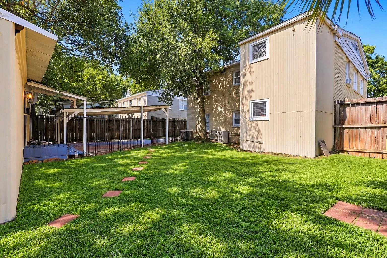 2 bed, 2.0 bath, 1312 sqft, $2,000 — Photo 1