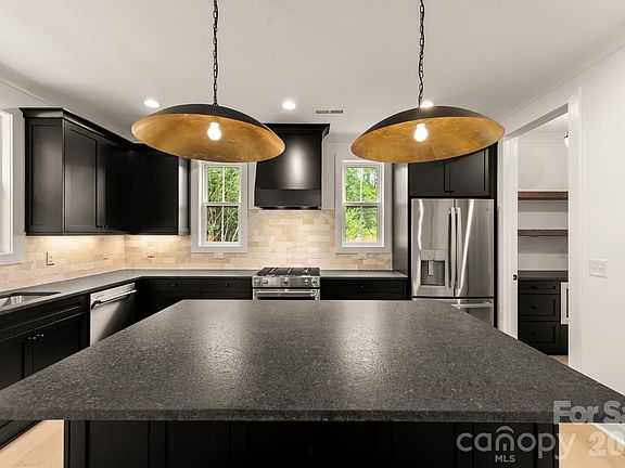 3rd image of 3031 Mathis Dr