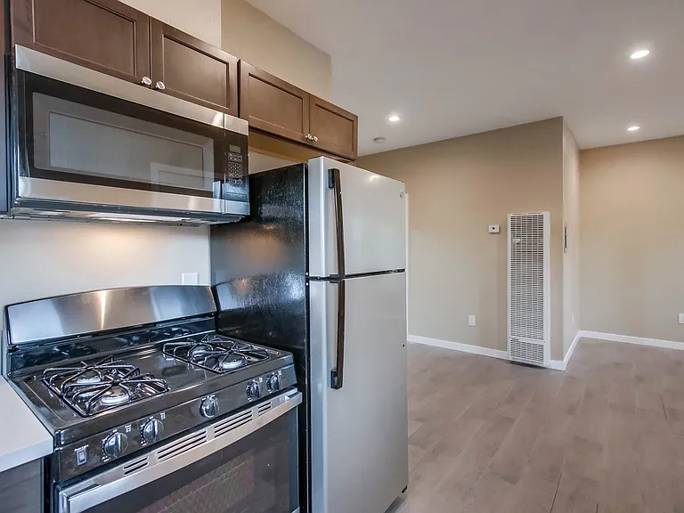853 Winston Dr — Photo 3