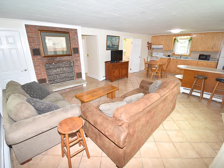 64 Hemlock Ave — Photo 6