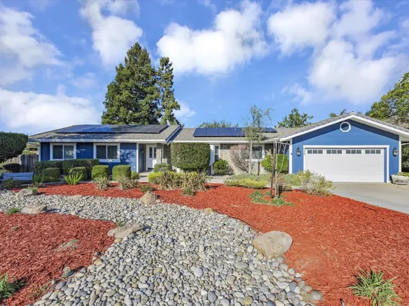 945 Lanini Dr, Hollister, CA 95023