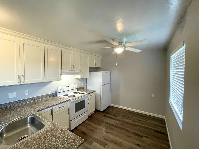 Lincoln Courtyards at 531 Glendora Avenue — Photo 15