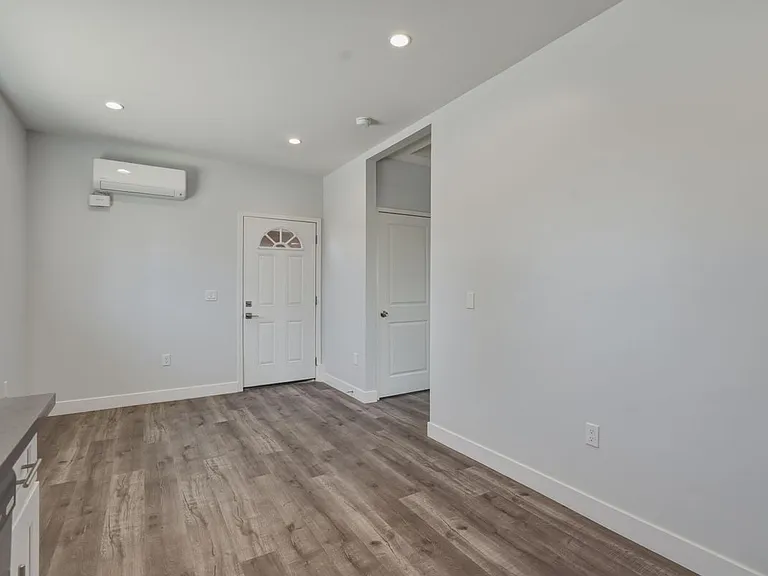 19833 Blythe St — Photo 14