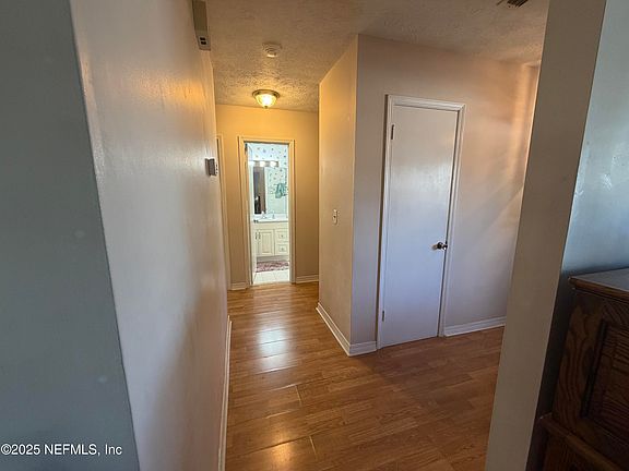 3rd image of 594 BOWIE Boulevard
