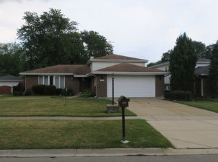 2233 Charmingfare Dr, Woodridge, IL