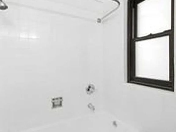 4th image of 230 E 48th St APT 4D