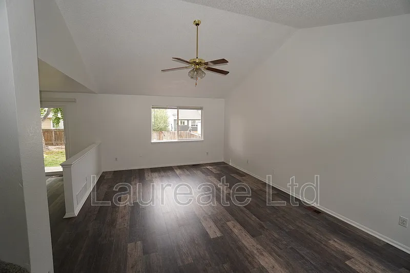3 bed, 3.0 bath, 1400 sqft, $2,395 — Photo 2