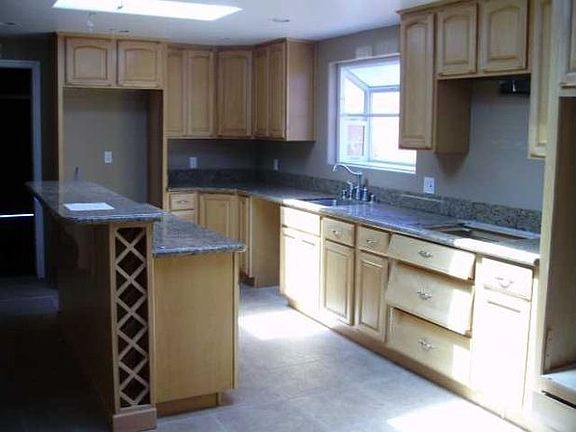 5th image of 943 Granger St