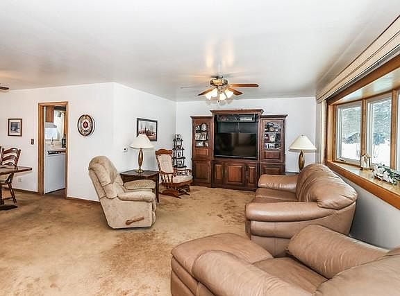3rd image of 9 W Elaine Cir