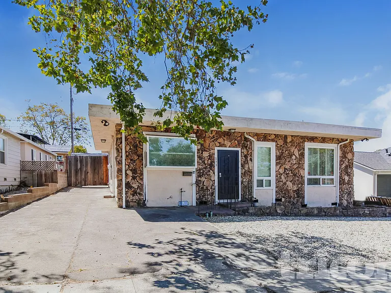 573 Laurel St — Photo 1