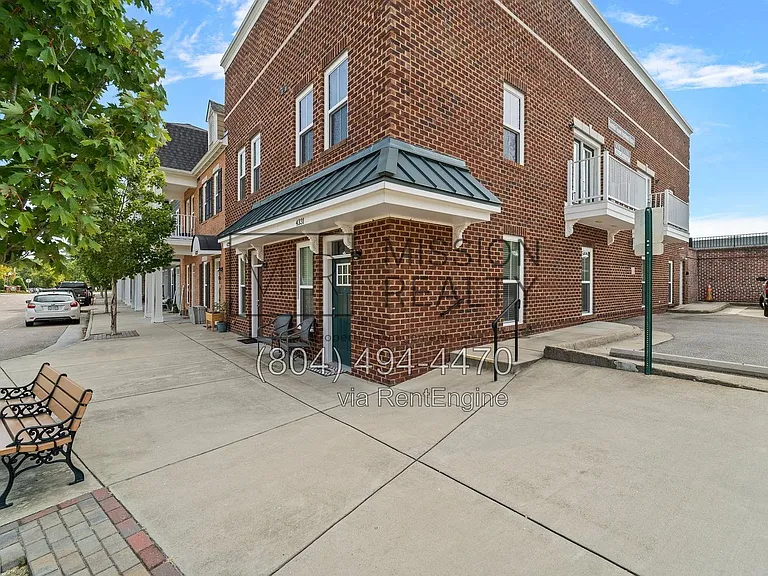 4319 Fountain Square Plz — Photo 3