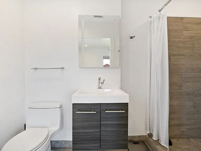 716 Clarence Dr — Photo 11