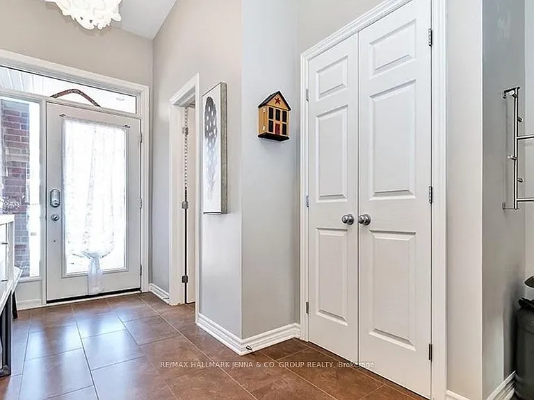 410 Stalwart Cres — Photo 2