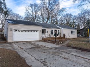 21184 Thorofare Rd, Grosse Ile, MI 48138