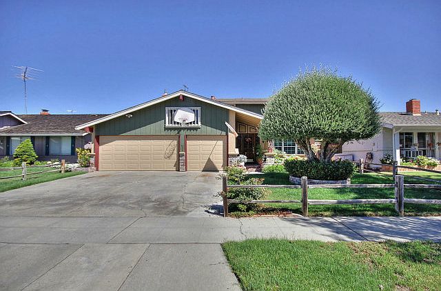 1st image of 409 Avenida Abetos