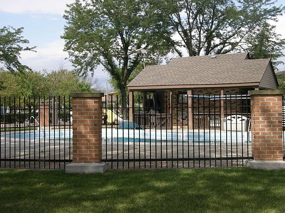 2nd image of 2S727 Winchester Cir E #E1