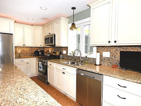 4th image of 9 Johnson Farm Ln