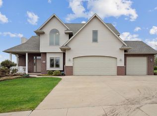 3423 Arrowwood Ln, Dubuque, IA 52001