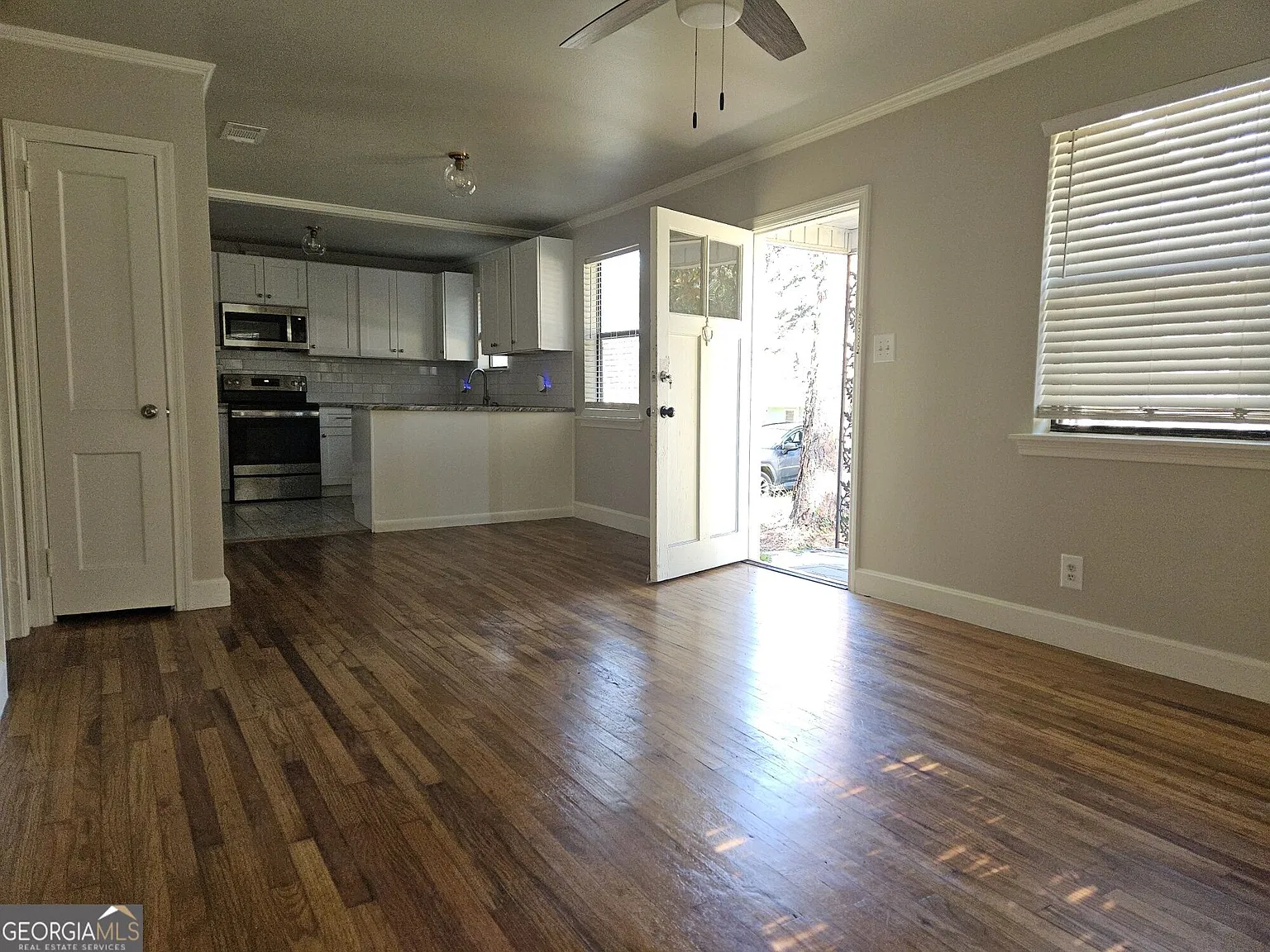 2 bed, 1.0 bath, 905 sqft, $1,395 — Photo 3