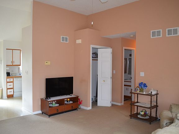 4th image of 102 E Wapella St