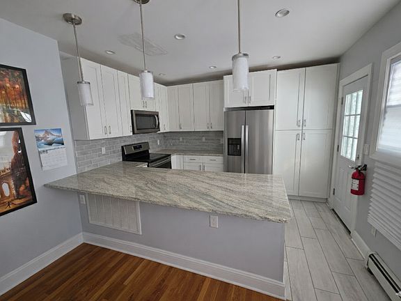 2nd image of 25 Hawthorne Ter